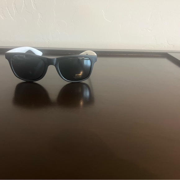 Black and white sunglasses. Pack of 7. Each one individually wrapped. NWT. - Picture 4 of 6